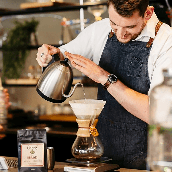 Barista кофейня. Школа бариста. Бариста и официант. Профессия бариста. Дегустация кофе москва.